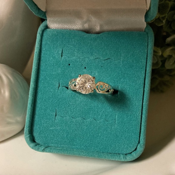 Round solitaire ring - Picture 4 of 12